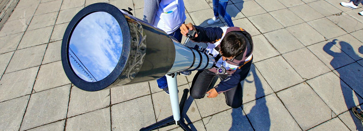 Полное затмение 8 апреля 2024 года. Лунное затмение Новосибирск. Лунное затмение без телескопа. Лунное затмение прикол. Лунное затмение с земли.