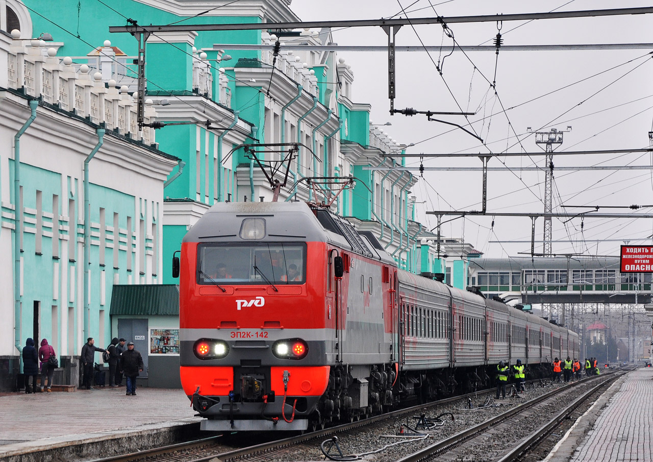 Ржд новосибирск. РЖД станция Новосибирск. Поезд Омск РЖД Омск. Омск железная дорога тепловоз. Эп2-142.