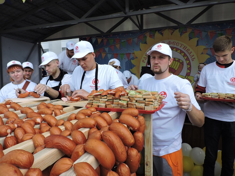 Смочь огромный. Фестиваль адыгейского сыра. Огромная куча сыра. Колбаса в земле. Рошки с большим количеством сыра.