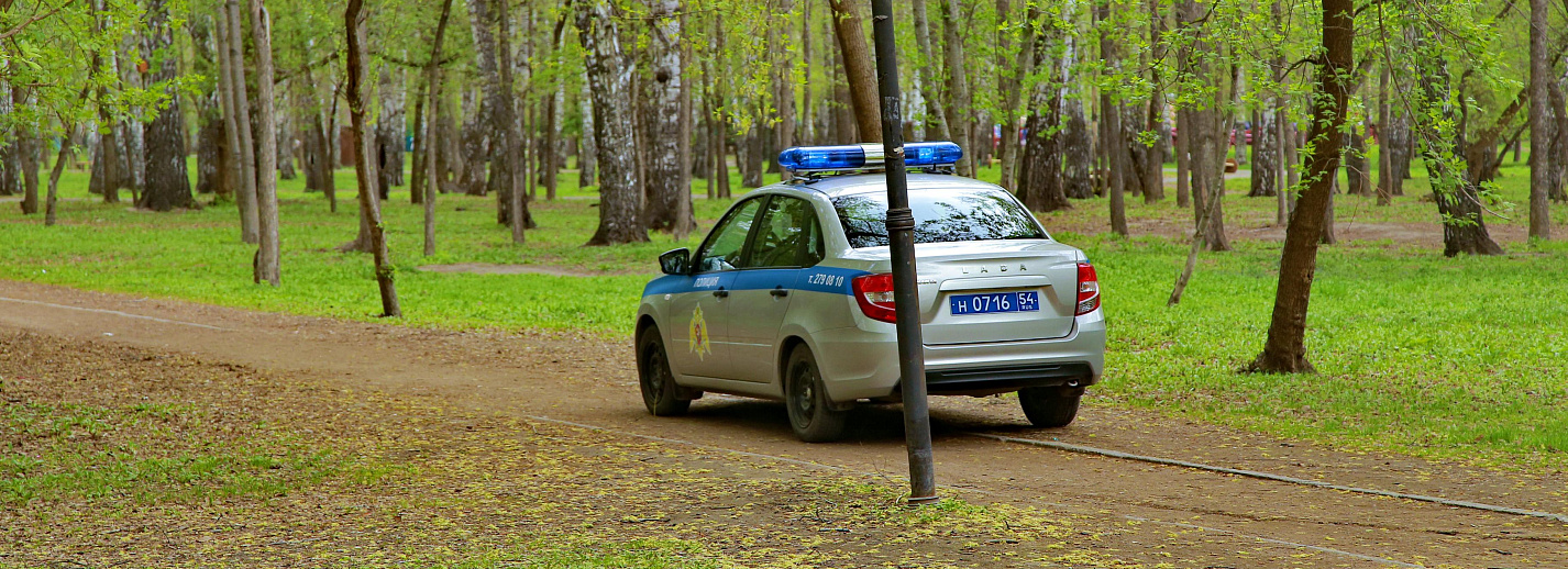 Полиция в нарымском сквере