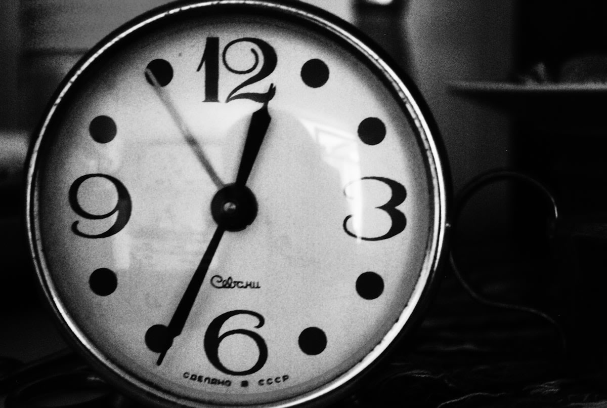 Clock on a desk representing response time and business deadlines