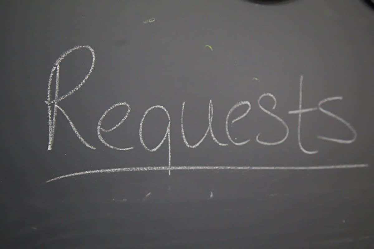 Handwritten note on desk with smartphone showing text message conversation