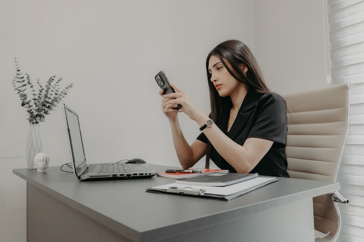 AI first response compared to a junior receptionist handling a service business enquiry