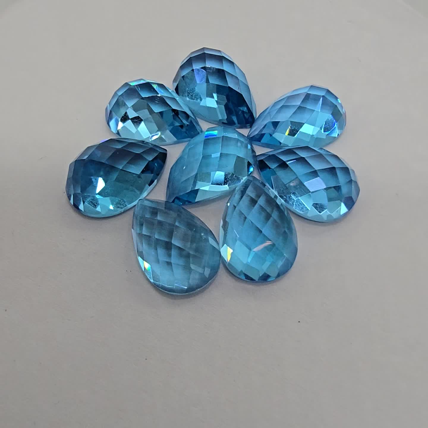 Anteprima video Lotto con 8 Topazi Azzurri  Taglio:  Goccia 10x15 mm - 68,80 ct