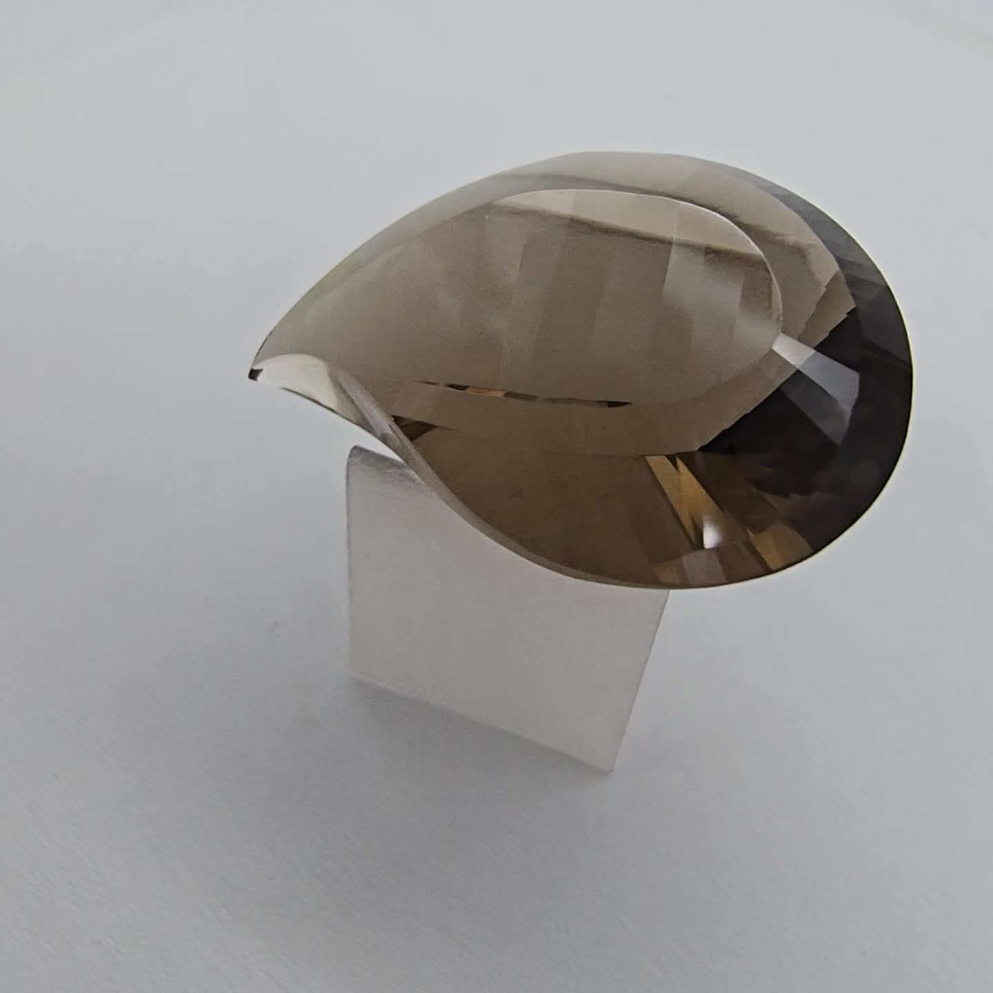 Anteprima video Quarzo Fumè TaglioGoccia 18x24 mm - 20,86 ct