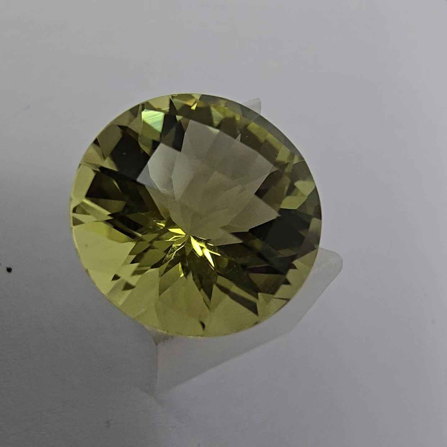 Anteprima video Quarzo Lemon Taglio Rotondo 14 mm - 8,65 ct