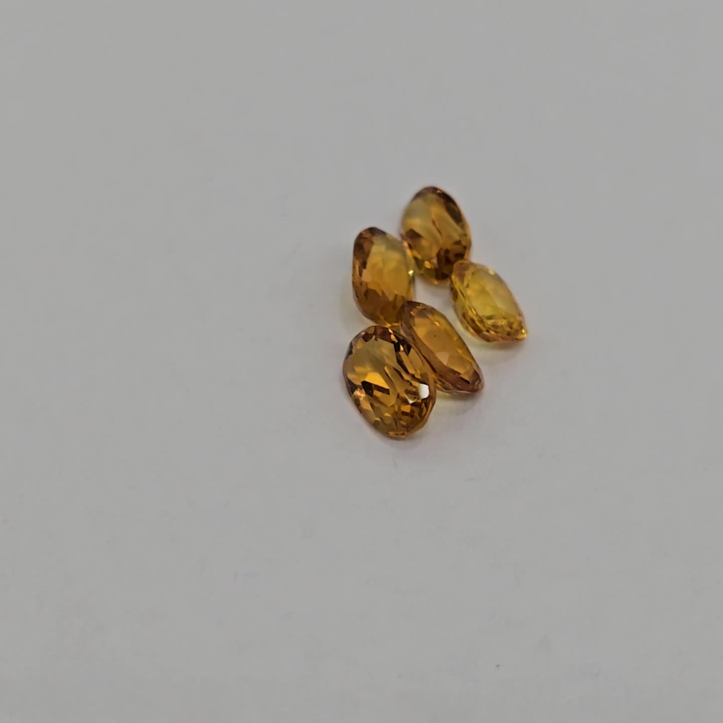 Anteprima video Lotto con 5 Citrini - Taglio:  Ovale-  6x4mm - 2,56 ct