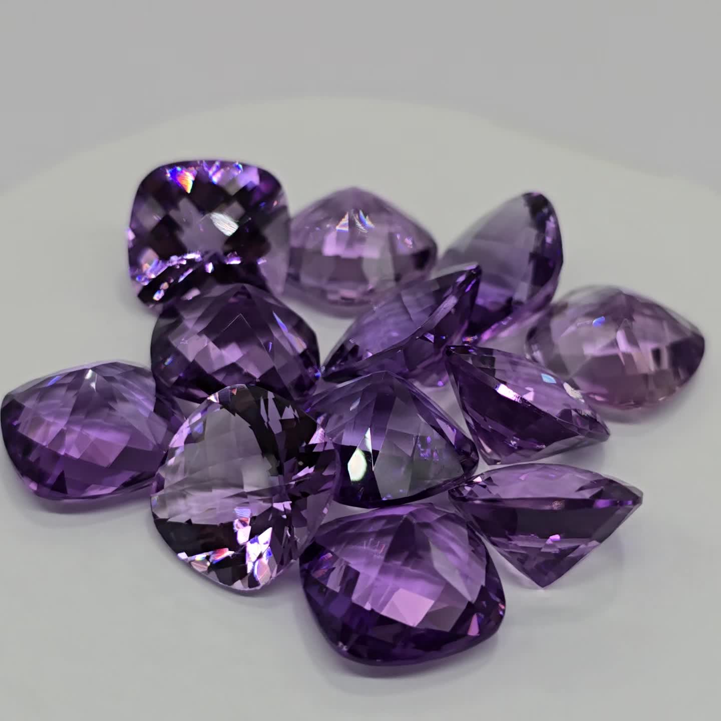 Anteprima video Lotto con 12 Ametiste Taglio:  Cushon 14x14mm - 114 ct