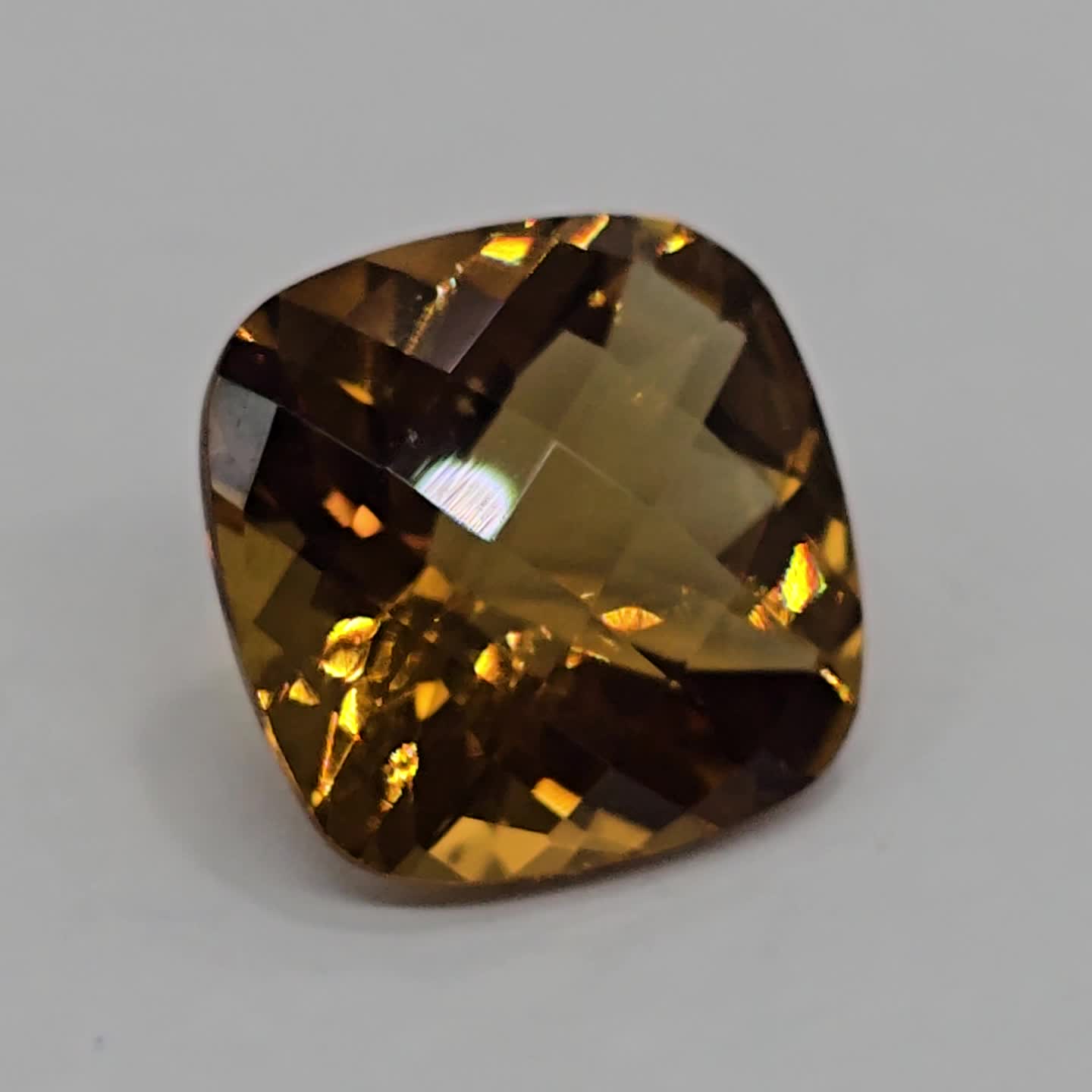 Anteprima video Honey Quartz Cushon Cut 14x14mm - 9.80 ct
