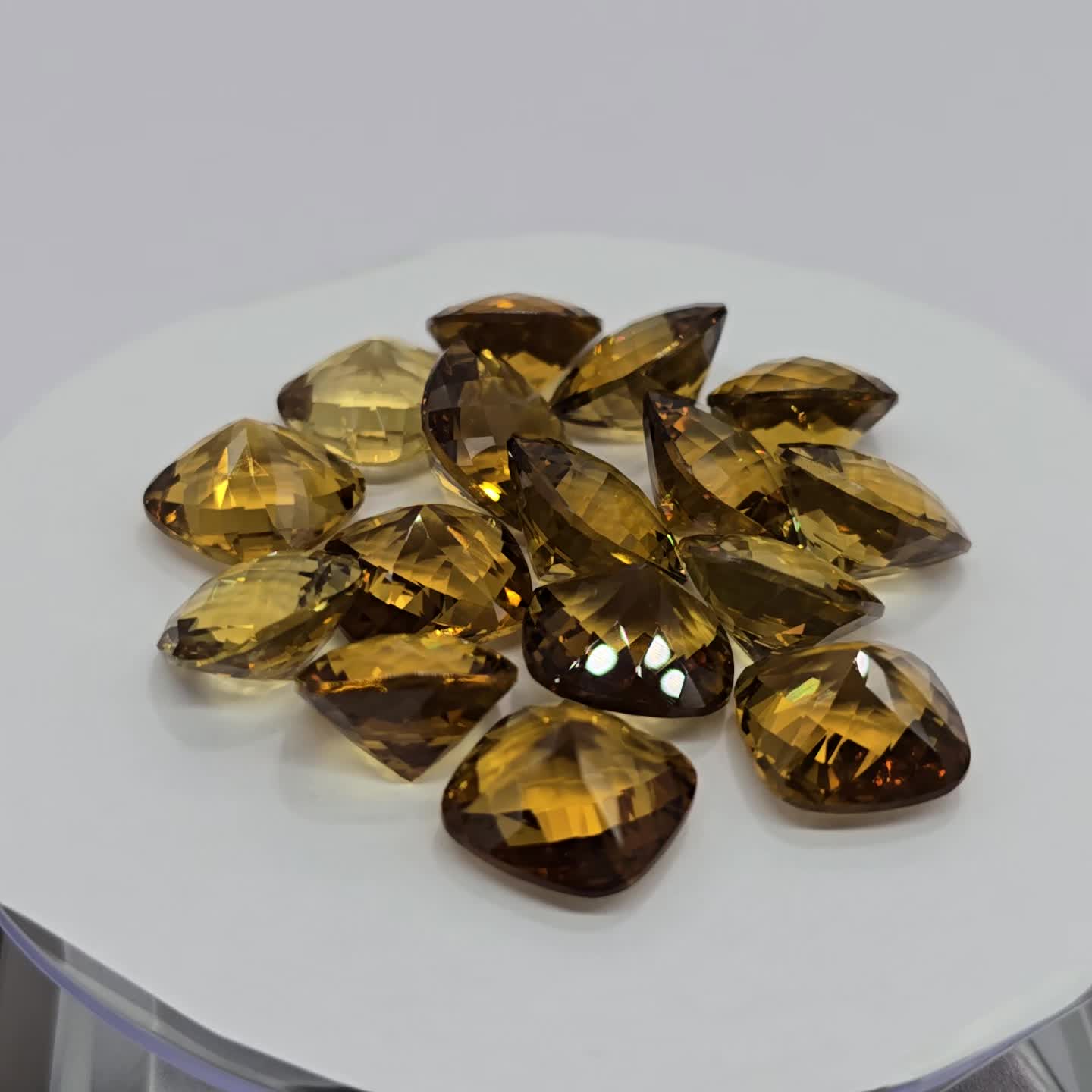 Anteprima video Lotto con 16 pietre Quarzo Miele Taglio:  Cushon 14x14mm - 157,64 ct