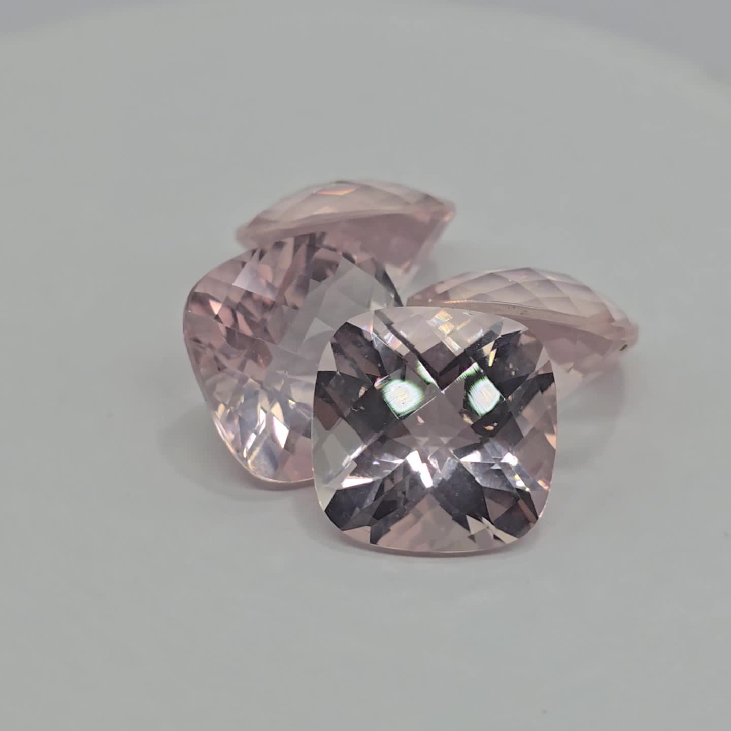 Anteprima video Lotto con 4 pietre Quarzo Rosa  Taglio:  Cushon 14x14mm - 40,18 ct