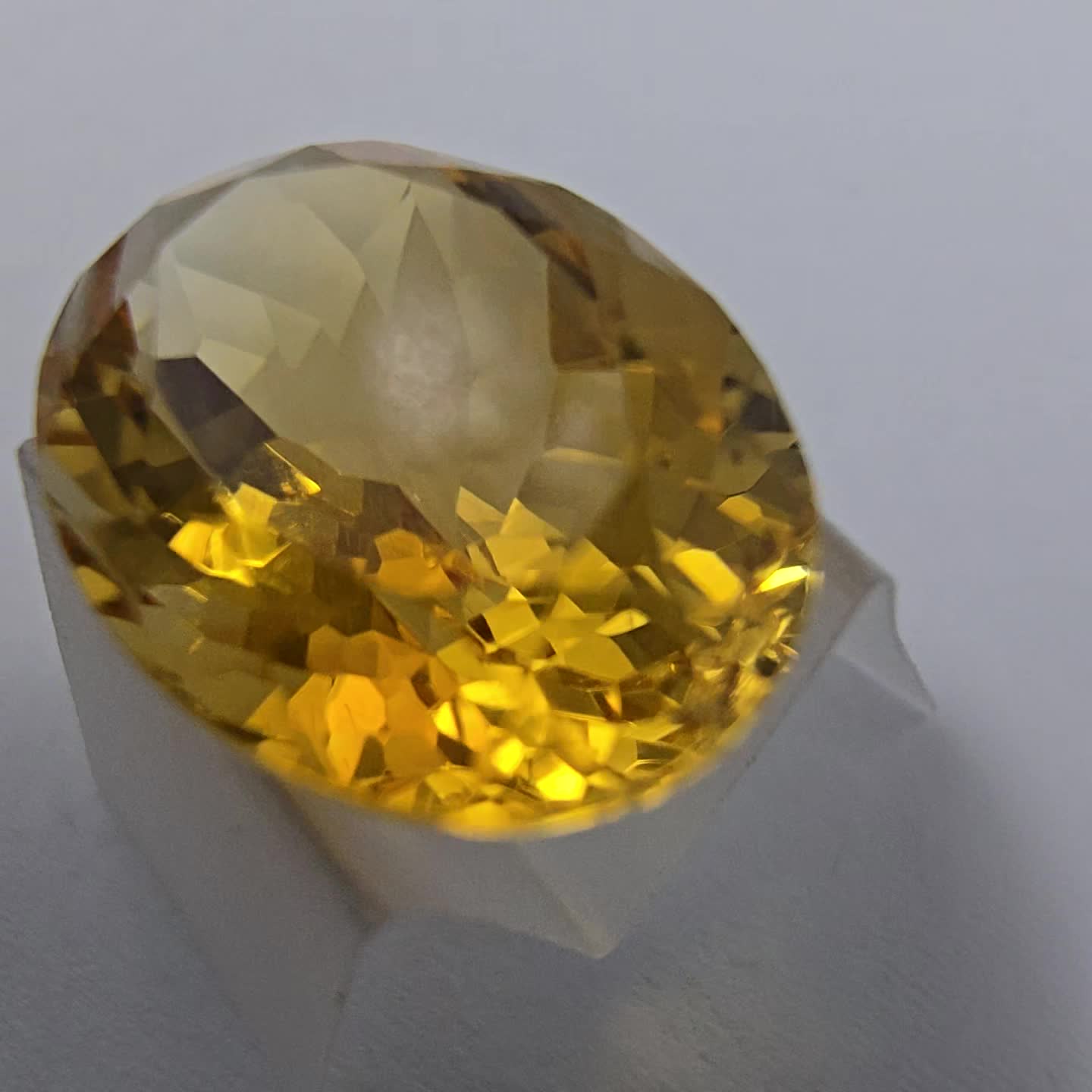 Anteprima video Citrino Taglio Ovale 12 x 16 mm - 7,00 ct