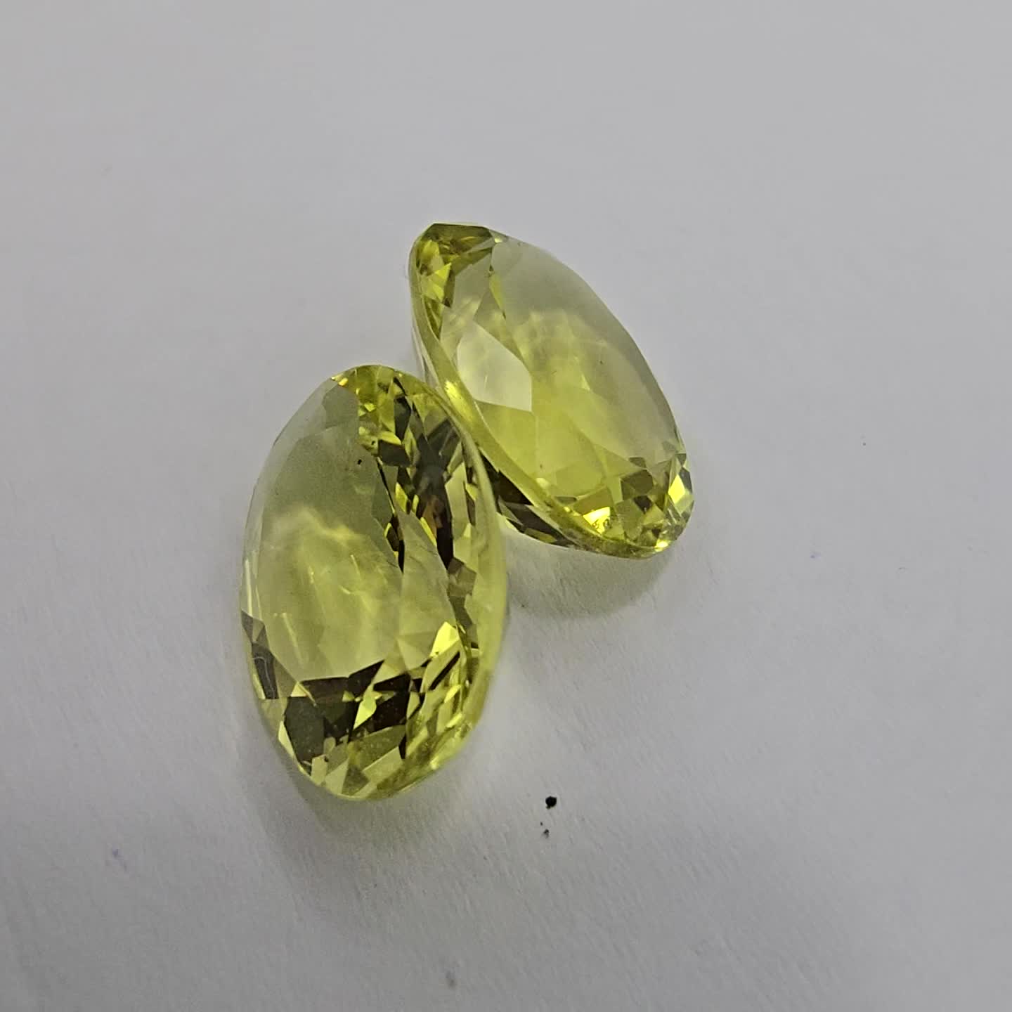 Anteprima video Lotto 2 Quarzi Lemon Taglio Ovale 12 x 16 mm - 16,08 ct