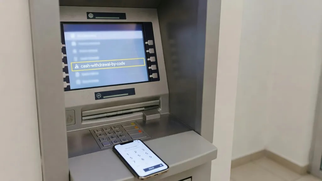 Jak wypłacić pieniądze z bankomatu BLIK-iem?