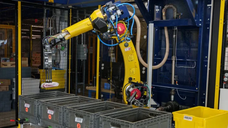 Amazon debuts AI-powered robotic arm