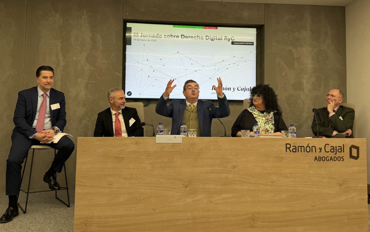 De izquierda a derecha: Norman Heckh (Ramón y Cajal Abogados), Ricardo Rivero (USAL), JR Chaves, Ana Caro (UAM) y Antonio Arias, en la III Jornada sobre Derecho Digital, Madrid, 2026
