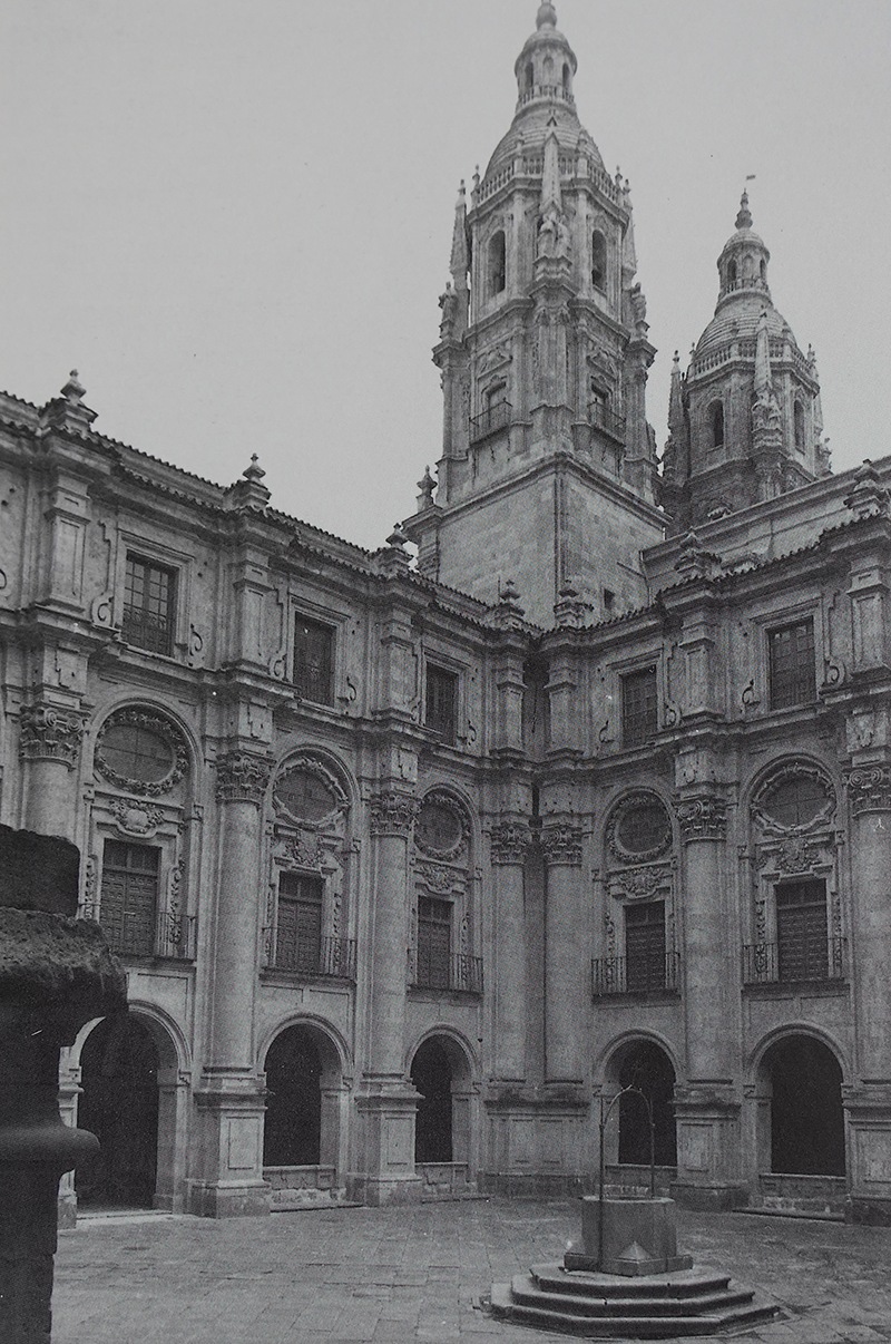 Salamanca: Por Cajal y la Ciencia 2024 - Santiago Ramón y Cajal Patio Barroco- Autor Núñez Larraz 1964