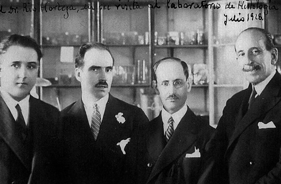 Pío del Río-Hortega en el Laboratorio de Histología, Buenos Aires