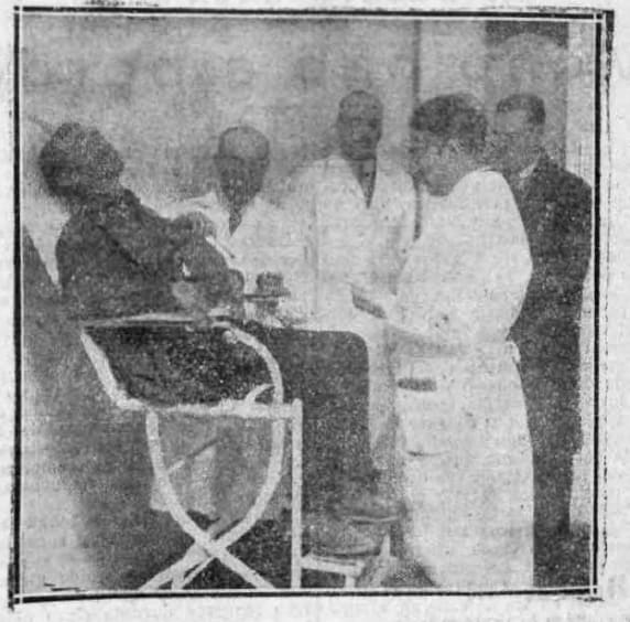 Mientras el doctor Ramón Fañanás explica a nuestro compañero Barango-Solís en qué consiste el tratamiento antirrábico, un paciente se apresta a sufrir el pinchazo salvador.