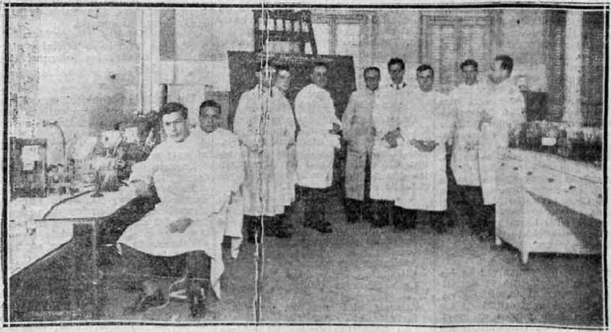 Cuando entramos en la Sección de Bacteriología el doctor Ruiz Falcó, junto a un gran encerado lleno de signos cabalísticos, explica a sus discípulos los misterios de ese mundo pequeñísimo del microbio y de la molécula.