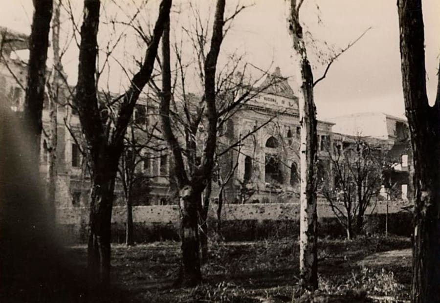 Vista parcial de la fachada principal del edificio del Instituto de Higiene Alfonso XIII gravemente dañado por los bombardeos y el fuego de artillería durante la Guerra Civil. Ciudad Universitaria de Madrid,14 marzo de 1937. Foto Albero y Segovia.