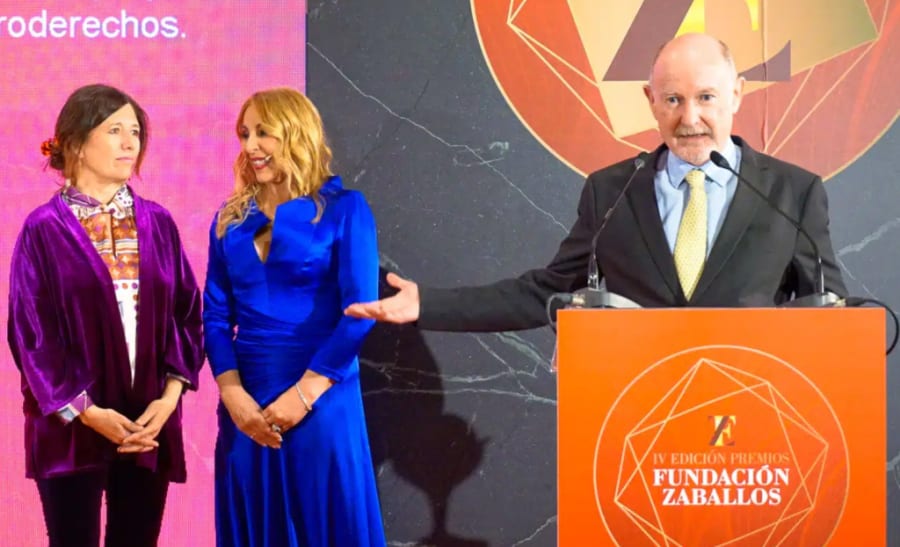 El doctor Rafael Yuste en una foto tomada el pasado viernes, cuando recibió el premio de la Fundación Zaballos. En esa intervención hizo referencia a Mar España, director de la Agencia Española de Protección de Datos, quien apoya firmemente el reconocimiento de los neuroderechos en la legislación española. A su lado, de azul, Emilia Zaballos, presidenta de la Fundación que lleva su nombre; también apoya la causa del doctor Yuste. Foto: Confilegal.