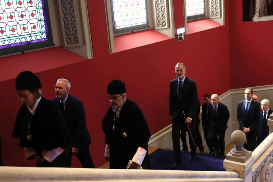 Su Majestad el Rey se dirije al salón de actos junto al cortejo académico