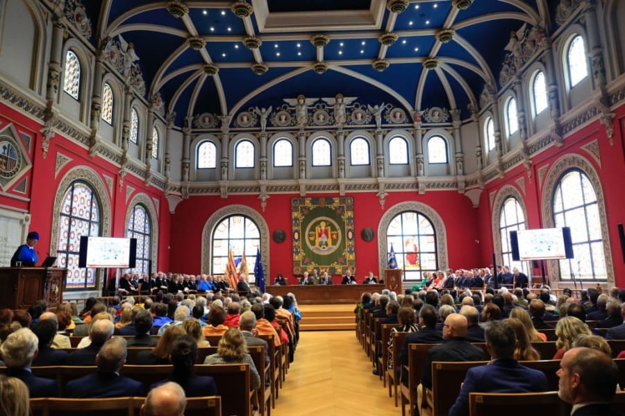 Su Majestad el Rey durante la intervención del catedrático del área de Lenguajes y Sistemas Informáticos de la Universidad de Zaragoza