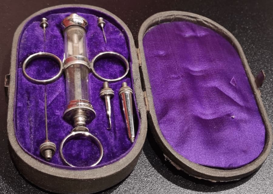 Estuche con una jeringa de 1885 de Ramón y Cajal en la exposición del Museo Nacional de Ciencias Naturales