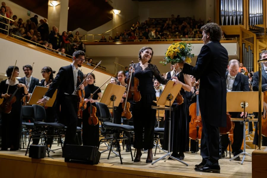 El director entregando el ramo Cajal a la orquesta