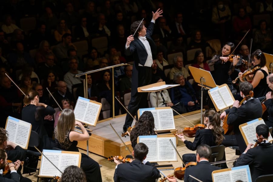 Gustavo Gimeno dirigiendo