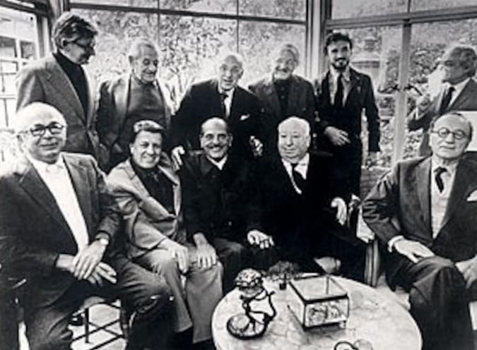 De pie, de izquierda a derecha: Robert Mulligan, William Wyler, George Cukor, Robert Wise, Jean-Claude Carrière y Serge Silberman. Sentados, de izquierda a derecha: Billy Wilder, George Stevens, Luis Buñuel, Alfred Hitchcock y Rouben Mamoulian.