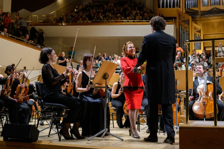Sonnia Rivas-Caballero entrega el ramo de rosas al director