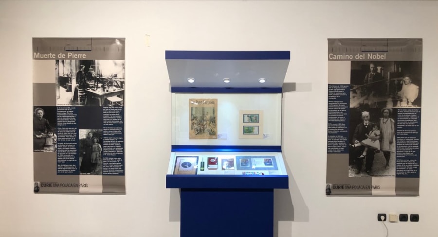 Exhibición sobre la vida y obra de María Sklodowska-Curie con carteles informativos y vitrinas de exhibición en la Casa de las Ciencias de Logroño.