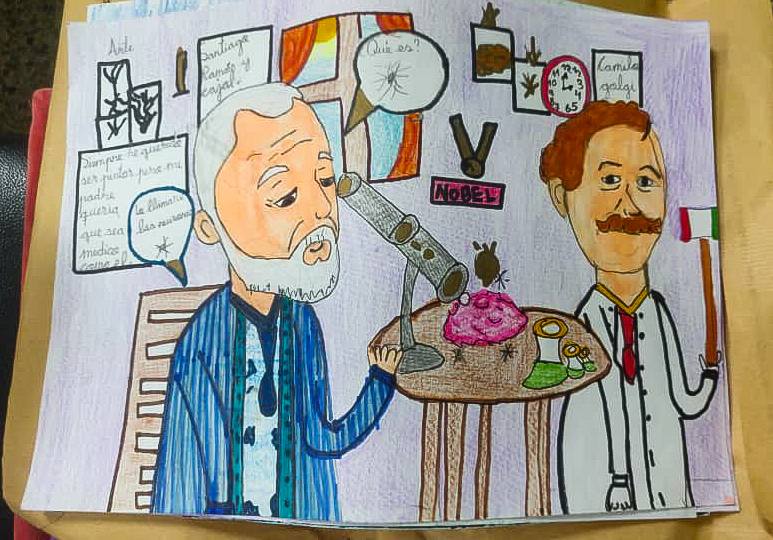 Dibujo colorido que representa a Santiago Ramón y Cajal observando a través de un microscopio, acompañado de otro personaje que sostiene una bandera. En el fondo, hay símbolos relacionados con la ciencia y la historia, como documentos y trofeos.