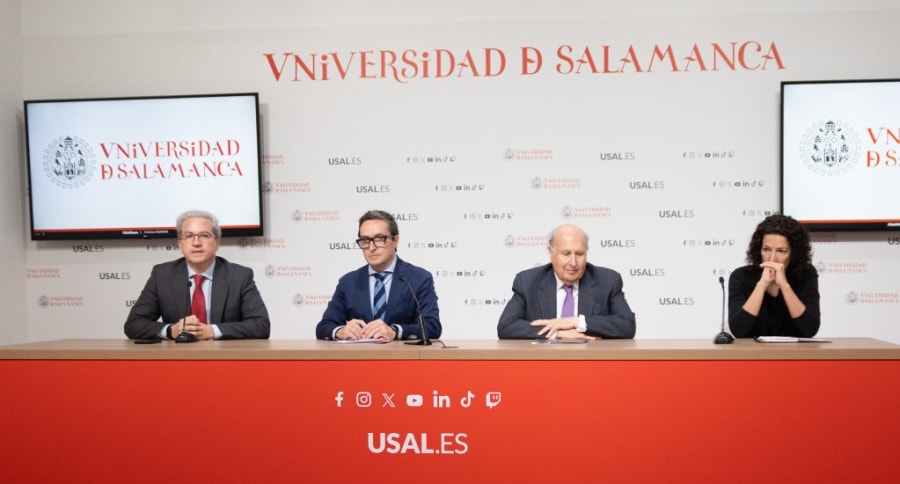 Rueda de prensa en la Universidad de Salamanca, presentando la Cátedra Fundación Tatiana - Escuela de Salamanca. Cuatro ponentes sentados frente a un panel con el logo de la universidad.