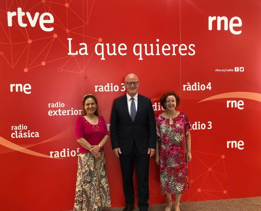 Tres personas posando frente a un fondo rojo con el logo de RTVE y el texto 