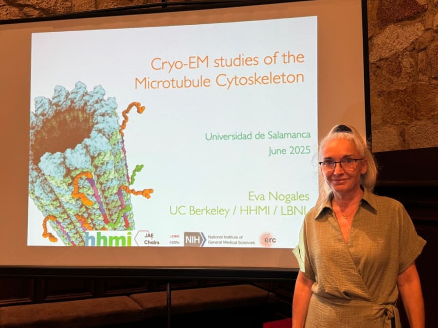 Presentación de Eva Nogales sobre estudios de Cryo-EM del citoesqueleto de microtúbulos en la Universidad de Salamanca, junio de 2025. Se muestra un gráfico del citoesqueleto y el nombre de la ponente.