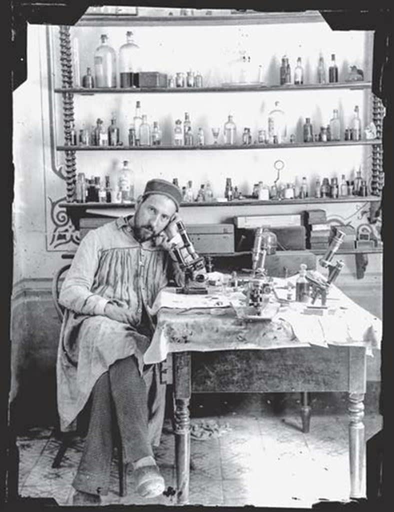 Santiago Ramón y Cajal en su laboratorio en Valencia. Uno de sus autorretratos fotográficos (611-002). Legado Cajal. © CSIC – Museo Nacional de Ciencias Naturales.