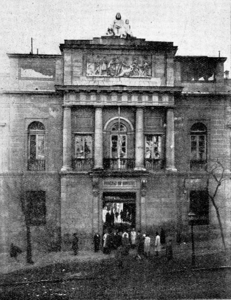 Portada de la Facultad de Medicina de San Carlos (Madrid). Consejo General Colegios Médicos España, feb. 1950, p. 34