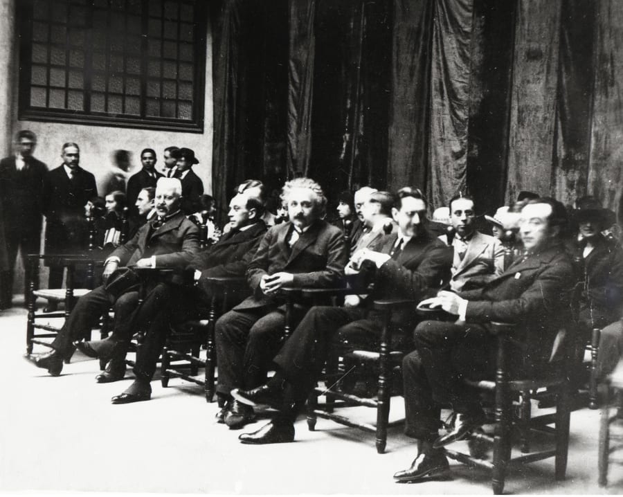 La visita de Albert Einstein a Cataluña, del 22 de febrero de 1923 al 1 de marzo, fue un evento muy destacado en el contexto científico y cultural de la época. La fotografía del 28 de febrero de 1923, corresponde al acto en la Escuela Industrial de Barcelona, donde asistió a las actuaciones de la copla sardanista Barcelona y la Peña de la Danza de la Asociación de Estudiantes de la Universidad Nueva.