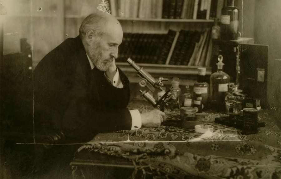 "Autorretrato fotográfico de Santiago Ramón y Cajal frente al microscopio". Una imagen icónica que muestra al científico con su herramienta fundamental. Fue con el dinero ganado como médico militar en Cuba que Cajal pudo comprar su primer microscopio, el instrumento con el que inició la revolución científica que le llevaría desde el estudio de la inflamación hasta el mapa del alma. URL: http://simurg.csic.es/view/9918477842704201