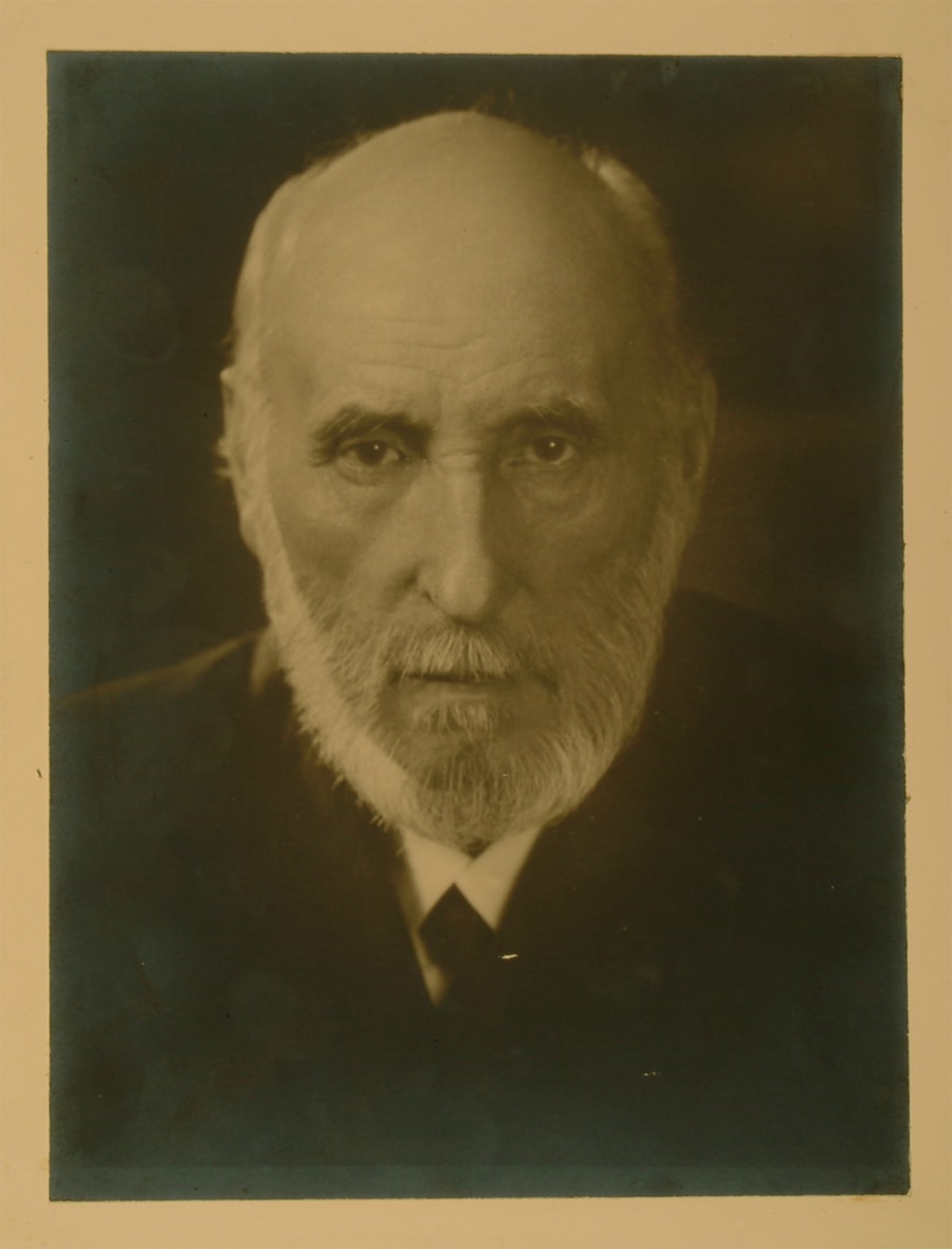 
Retrato fotográfico de Santiago Ramón y Cajal poco antes de su fallecimiento. / Jorge Zockoll.
Buen estado de conservación. Fecha de valoración: 20/06/2007
Clasificación específica: Documental
Depositado para su custodia en el Museo Nacional de Ciencias Naturales del CSIC 2023-06-08
Fotografía adherida a un segundo soporte de cartón. Medidas: 268x200 mm. Anotaciones manuscritas con tinta azul en el reverso: "izquierda". Suciedad superficial./ Moderada metalización de la plata en los bordes./ Pérdidas leves de emulsión./ Manchas de adhesivo.
Número de inventario Gamundi: 00116
Número de referencia: LC01906 http://simurg.csic.es/view/9918477340104201/retrato-fotografico-de-santiago-em-ramon-y-cajal-em-poco-antes-de-su-fallecimiento?q=must,any,contains,jorge%20ram%C3%B3n%20y%20cajal&offset=20&limit=50&sort=-metadata.25_year.es.keyword&sort=-metadata.26_numero.es.keyword&q=filter,parents,equals,2059502