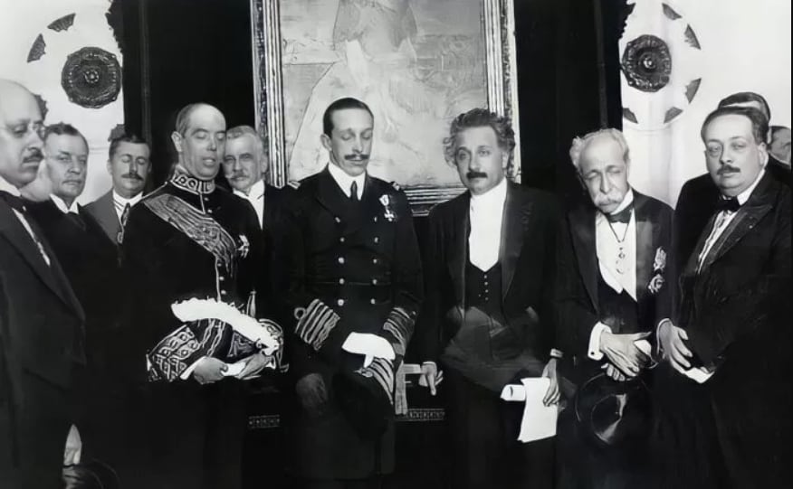 Albert Einstein investido Doctor Honoris Causa por la Universidad Central