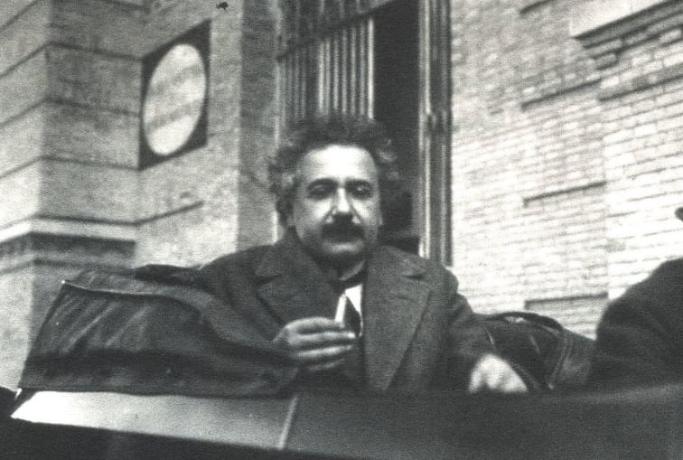 Einstein en carro de caballos en la fachada del edificio
Más sobre la Escuela de Industriales