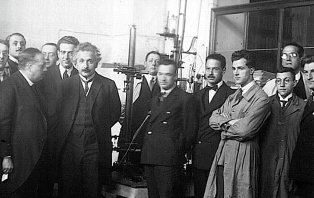 Visita de Albert Einstein al Laboratorio de Investigaciones Físicas el 2 de marzo de 1923. De izquierda a derecha: Blas Cabrera (de perfil), Arturo Duperier (en segundo plano), Albert Einstein, Julio Palacios y Miguel Catalán (con bata). Fuente: Archivo General de la Administración (AGA).