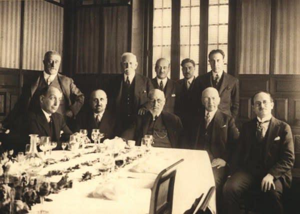 Banquete celebrado en Madrid, en 1926. Sentados, de izquierda a derecha: José Mª Villaverde, Francisco Tello, Santiago Ramón y Cajal, el professor polaco Szymonowicz y el professor francés Raoul M. May. De pie, de izq. a dcha.: Miguel Gayarre, Domingo Sánchez, Jorge Ramón Fañanás, José G. Vadillo y Fernando de Castro. / Archivo Científico Fernando de Castro.