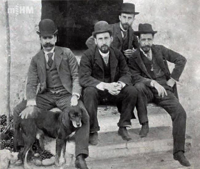 El maestro Ramon y Cajal, acompañado de sus discípulos, los doctores Josep M Bofill, Manuel Duran y Josep M Roca, de excursión para cazar salamandras para estudiar la kariokinesis o segmentación celular indirecta. Vallirana. 1890. 