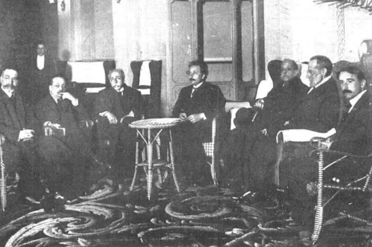 El profesor Einstein, con el rector de la Universidad de Madrid y catedráticos de dicho Centro, durante la visita que hizo al claustro de profesores el día de su llegada. publicada en la revista Mundo Gráfico el 7-03-1923. Wikimedia commons