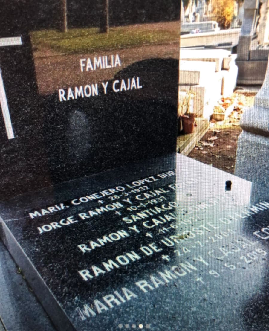 Tumba de la familia Ramón y Cajal, con inscripciones de nombres y fechas de nacimiento y fallecimiento.
